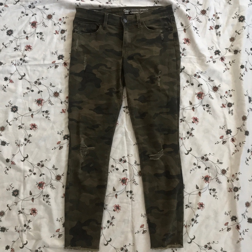 Gap distressed camo “legging skimmer” size 2.